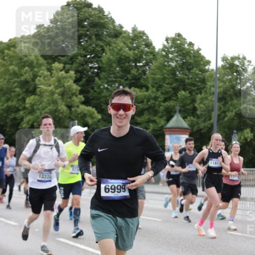 29.06.2025 - hella hamburg halbmarathon Jannik Wohlers http://msf.ph/oto/8264019 29.06.2025 10:33:09 Lombardsbrücke 1995, 2342, 2776, 3170, 3560, 3812, 4164, 4361, 4433, 4449, 5075, 5096, 5141, 5569, 6109, 6854, 6999, 7653, 7705, 8021, 8157, 8282, 8891, 9234, 9258, 9438, 9750, 9780, 9799, 11453, 11546, 11676, 11811, 11827, 11928, 12237, 12238, 12652, 12855, 13375, 13601, 14098, 14451, 15044, 15072, 15367 meine-sportfotos.de