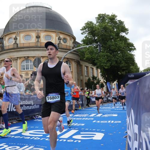 29.06.2025 - hella hamburg halbmarathon Strokosch-Dieckow http://msf.ph/oto/8264024 29.06.2025 10:44:26 Ziel 1057, 1468, 1902, 3305, 4310, 4691, 7191, 7322, 7710, 8928, 12327, 12554, 14464, 14667, 15862, 16803, 17097, 17729, 18765, 18806 meine-sportfotos.de