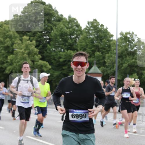 29.06.2025 - hella hamburg halbmarathon Jannik Wohlers http://msf.ph/oto/8264128 29.06.2025 10:33:09 Lombardsbrücke 1995, 2342, 2776, 3170, 3560, 3812, 4164, 4361, 4433, 4449, 5075, 5096, 5141, 5569, 6109, 6854, 6999, 7653, 7705, 8021, 8157, 8282, 8891, 9234, 9258, 9438, 9750, 9780, 9799, 11453, 11546, 11676, 11811, 11827, 11928, 12237, 12238, 12652, 12855, 13375, 13601, 14098, 14451, 15044, 15072, 15367 meine-sportfotos.de