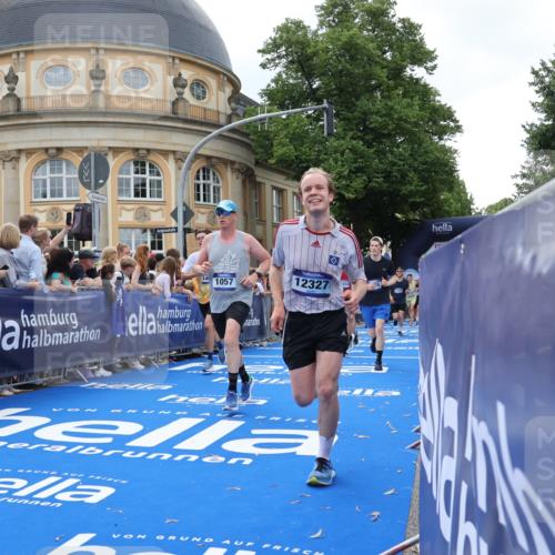 29.06.2025 - hella hamburg halbmarathon Strokosch-Dieckow http://msf.ph/oto/8264136 29.06.2025 10:44:29 Ziel 1057, 1468, 2365, 2402, 3305, 4310, 4691, 5476, 6495, 7322, 7710, 8928, 12327, 12554, 12711, 14351, 14464, 14667, 14798, 14816, 15862, 16224, 16803, 17097, 17729, 18539, 18560, 18765, 18806 meine-sportfotos.de