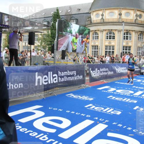 29.06.2025 - hella hamburg halbmarathon Michael Strokosch http://msf.ph/oto/8264141 29.06.2025 10:52:07 Ziel 1482, 2595, 4033, 5093, 5336, 5378, 6390, 7130, 7409, 7732, 8413, 8977, 12580, 15356, 15506, 15829, 16179, 16666, 17978, 18801 meine-sportfotos.de