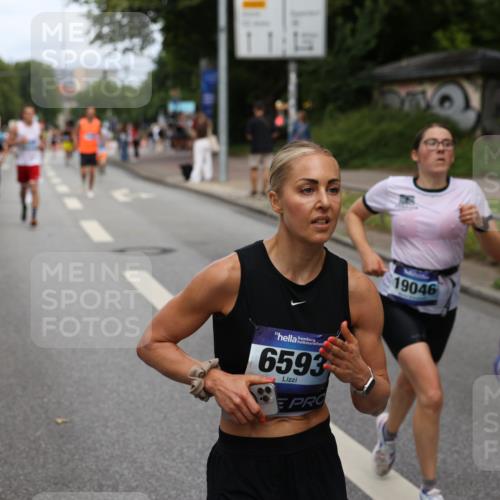 29.06.2025 - hella hamburg halbmarathon Yannick Fuchs http://msf.ph/oto/8264213 29.06.2025 10:36:35 20KM 1169, 1209, 1256, 1441, 1512, 1763, 1903, 1962, 2675, 3523, 5682, 5690, 6593, 6639, 7105, 7116, 7363, 7693, 8694, 9365, 10415, 12098, 13196, 13483, 13709, 13725, 14275, 15521, 15623, 15654, 15846, 15935, 16281, 17182, 17637, 17926, 18772, 19046 meine-sportfotos.de