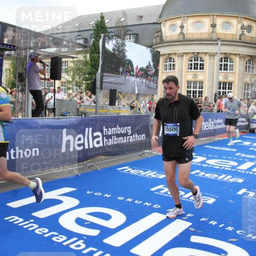 29.06.2025 - hella hamburg halbmarathon Michael Strokosch http://msf.ph/oto/8264241 29.06.2025 10:52:09 Ziel 1482, 2397, 2595, 5093, 5336, 5378, 7732, 12580, 13726, 14248, 15356, 15506, 15829, 16179, 16666, 17033, 18801 meine-sportfotos.de