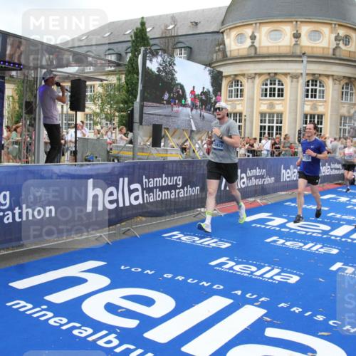 29.06.2025 - hella hamburg halbmarathon Michael Strokosch http://msf.ph/oto/8264324 29.06.2025 10:52:11 Ziel 1482, 2397, 2595, 5032, 5093, 5378, 6897, 7732, 9082, 12135, 12580, 13726, 14248, 14300, 15506, 15829, 16003, 16179, 16320, 16666, 17033, 17130, 18475, 18801 meine-sportfotos.de