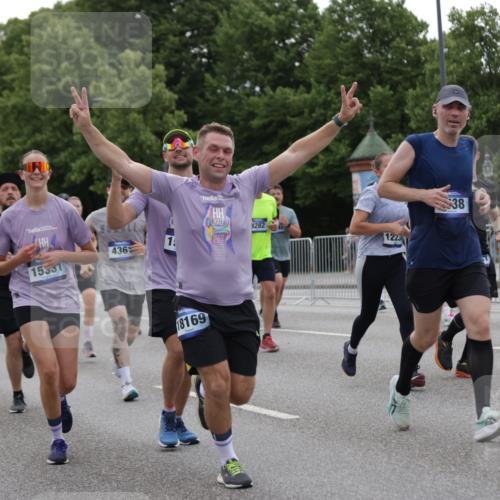29.06.2025 - hella hamburg halbmarathon Jannik Wohlers http://msf.ph/oto/8264342 29.06.2025 10:33:13 Lombardsbrücke 1189, 1275, 1896, 1995, 2342, 2776, 3170, 3560, 4164, 4361, 4433, 4449, 4696, 5075, 5096, 5141, 5557, 5569, 5821, 5822, 5887, 6109, 6854, 6999, 7653, 7705, 8021, 8157, 8282, 8891, 9234, 9258, 9438, 9750, 9799, 10561, 11338, 11453, 11546, 11676, 11811, 11827, 11928, 12237, 12238, 12652, 12835, 12855, 13375, 13601, 13853, 14098, 14451, 15044, 15072, 15367 meine-sportfotos.de