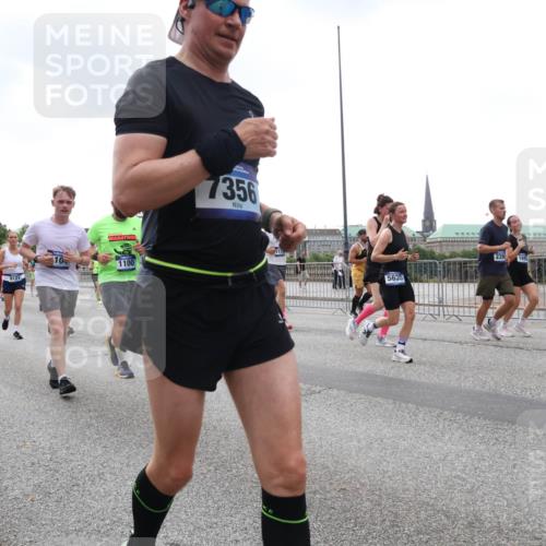 29.06.2025 - hella hamburg halbmarathon Lena Gebhardt http://msf.ph/oto/8264402 29.06.2025 10:46:09 Lombardsbrücke 1004, 1100, 1104, 1421, 1426, 1429, 1465, 1532, 1555, 1854, 1867, 1868, 1983, 2398, 2423, 2500, 2522, 2773, 2813, 2917, 2951, 2954, 2965, 3410, 4104, 4119, 4223, 4317, 4388, 4448, 4572, 5044, 5635, 5697, 5703, 5769, 5770, 5854, 5892, 6068, 6133, 6333, 6392, 6623, 7268, 7356, 7364, 7368, 7374, 7605, 7894, 7960, 7983, 8047, 8700, 9120, 9121, 9129, 9337, 9426, 9445, 10153, 10327, 10329, 10367, 10511, 11358, 11361, 11876, 11910, 12298, 12333, 12507, 12522 meine-sportfotos.de