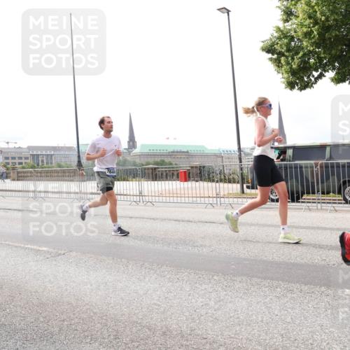29.06.2025 - hella hamburg halbmarathon Lena Gebhardt http://msf.ph/oto/8264431 29.06.2025 10:34:38 Lombardsbrücke 1025, 1672, 2023, 2355, 2412, 2464, 2510, 2511, 2801, 3130, 3145, 3420, 4540, 4824, 4826, 4884, 5453, 5609, 6034, 6105, 6171, 6310, 6329, 6335, 6379, 6571, 6574, 6843, 7020, 7299, 7324, 7329, 7386, 7644, 7733, 8349, 8369, 8705, 8793, 8965, 9122, 9164, 9379, 9448, 9514, 10335, 10360, 10564, 10674, 11122, 11245, 11646, 11872, 12019, 12164, 12236, 12382, 12764, 13957, 15477, 16238, 16311, 16390, 16682, 16919, 17230, 18158, 18941 meine-sportfotos.de