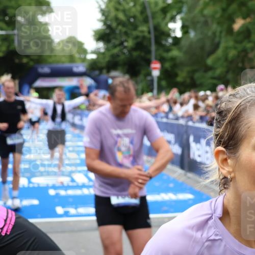 29.06.2025 - hella hamburg halbmarathon Zöllner http://msf.ph/oto/8264482 29.06.2025 10:58:17 Ziel 1595, 2907, 4426, 4592, 6104, 8290, 9230, 11645, 14631, 15125, 18068 meine-sportfotos.de