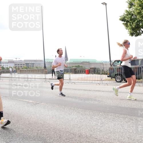 29.06.2025 - hella hamburg halbmarathon Lena Gebhardt http://msf.ph/oto/8264488 29.06.2025 10:34:38 Lombardsbrücke 1025, 1672, 2023, 2355, 2412, 2464, 2510, 2511, 2801, 3130, 3145, 3420, 4540, 4824, 4826, 4884, 5453, 5609, 6034, 6105, 6171, 6310, 6329, 6335, 6379, 6571, 6574, 6843, 7020, 7299, 7324, 7329, 7386, 7644, 7733, 8349, 8369, 8705, 8793, 8965, 9122, 9164, 9379, 9448, 9514, 10335, 10360, 10564, 10674, 11122, 11245, 11646, 11872, 12019, 12164, 12236, 12382, 12764, 13957, 15477, 16238, 16311, 16390, 16682, 16919, 17230, 18158, 18941 meine-sportfotos.de