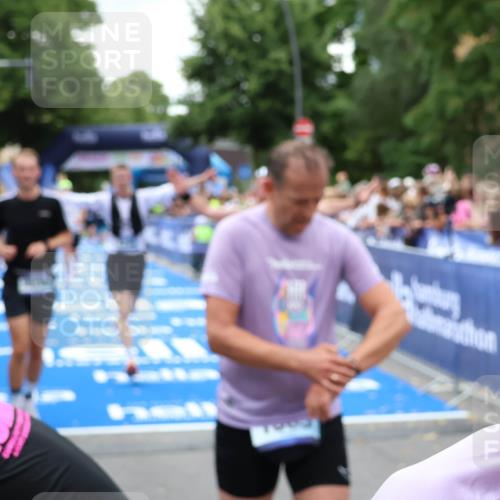 29.06.2025 - hella hamburg halbmarathon Zöllner http://msf.ph/oto/8264492 29.06.2025 10:58:18 Ziel 1595, 2907, 4426, 4592, 6104, 8290, 9230, 11645, 14631, 15125, 18068 meine-sportfotos.de