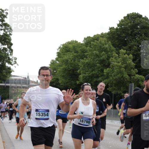 29.06.2025 - hella hamburg halbmarathon Jannik Wohlers http://msf.ph/oto/8264535 29.06.2025 10:33:14 Lombardsbrücke 1189, 1275, 1896, 1995, 2342, 2776, 3170, 3560, 4361, 4433, 4449, 4696, 5075, 5096, 5141, 5557, 5569, 5821, 5822, 5887, 6109, 6854, 6999, 7653, 7705, 8021, 8157, 8282, 8891, 9234, 9258, 9438, 9750, 9799, 10561, 11338, 11453, 11546, 11676, 11811, 11827, 11928, 12237, 12238, 12652, 12835, 12855, 13375, 13601, 13853, 14098, 14451, 15044, 15072, 15367 meine-sportfotos.de