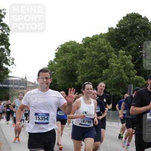 29.06.2025 - hella hamburg halbmarathon Jannik Wohlers http://msf.ph/oto/8264555 29.06.2025 10:33:14 Lombardsbrücke 1189, 1275, 1896, 1995, 2342, 2776, 3170, 3560, 4361, 4433, 4449, 4696, 5075, 5096, 5141, 5557, 5569, 5821, 5822, 5887, 6109, 6854, 6999, 7653, 7705, 8021, 8157, 8282, 8891, 9234, 9258, 9438, 9750, 9799, 10561, 11338, 11453, 11546, 11676, 11811, 11827, 11928, 12237, 12238, 12652, 12835, 12855, 13375, 13601, 13853, 14098, 14451, 15044, 15072, 15367 meine-sportfotos.de