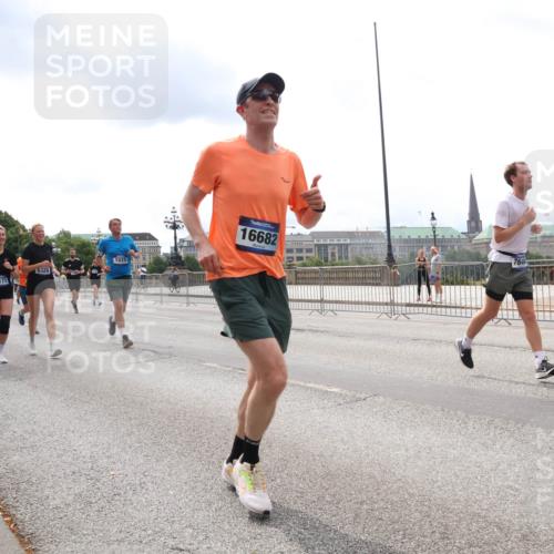 29.06.2025 - hella hamburg halbmarathon Lena Gebhardt http://msf.ph/oto/8264560 29.06.2025 10:34:38 Lombardsbrücke 1025, 1672, 2023, 2355, 2412, 2464, 2510, 2511, 2801, 3130, 3145, 3420, 4540, 4824, 4826, 4884, 5453, 5609, 6034, 6105, 6171, 6310, 6329, 6335, 6379, 6571, 6574, 6843, 7020, 7299, 7324, 7329, 7386, 7644, 7733, 8349, 8369, 8705, 8793, 8965, 9122, 9164, 9379, 9448, 9514, 10335, 10360, 10564, 10674, 11122, 11245, 11646, 11872, 12019, 12164, 12236, 12382, 12764, 13957, 15477, 16238, 16311, 16390, 16682, 16919, 17230, 18158, 18941 meine-sportfotos.de