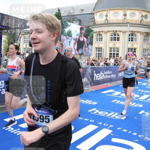 29.06.2025 - hella hamburg halbmarathon Michael Strokosch http://msf.ph/oto/8264627 29.06.2025 10:52:13 Ziel 1482, 2397, 2595, 4837, 5032, 5087, 5093, 5378, 5482, 6897, 7732, 9082, 12135, 12580, 13726, 14248, 14300, 15275, 15829, 16003, 16320, 16591, 16666, 17033, 17130, 18475, 18801 meine-sportfotos.de