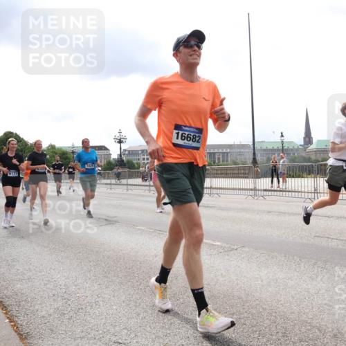 29.06.2025 - hella hamburg halbmarathon Lena Gebhardt http://msf.ph/oto/8264640 29.06.2025 10:34:38 Lombardsbrücke 1025, 1672, 2023, 2355, 2412, 2464, 2510, 2511, 2801, 3130, 3145, 3420, 4540, 4824, 4826, 4884, 5453, 5609, 6034, 6105, 6171, 6310, 6329, 6335, 6379, 6571, 6574, 6843, 7020, 7299, 7324, 7329, 7386, 7644, 7733, 8349, 8369, 8705, 8793, 8965, 9122, 9164, 9379, 9448, 9514, 10335, 10360, 10564, 10674, 11122, 11245, 11646, 11872, 12019, 12164, 12236, 12382, 12764, 13957, 15477, 16238, 16311, 16390, 16682, 16919, 17230, 18158, 18941 meine-sportfotos.de
