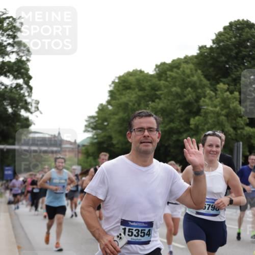 29.06.2025 - hella hamburg halbmarathon Jannik Wohlers http://msf.ph/oto/8264660 29.06.2025 10:33:15 Lombardsbrücke 1189, 1275, 1896, 2342, 2776, 3170, 3560, 4361, 4433, 4449, 4696, 4942, 5075, 5096, 5141, 5557, 5566, 5569, 5821, 5822, 5887, 6109, 6515, 6854, 6999, 7653, 7705, 8021, 8157, 8282, 8891, 9234, 9258, 9438, 9799, 10561, 11338, 11453, 11546, 11676, 11811, 11827, 11928, 12237, 12238, 12652, 12835, 12855, 13375, 13601, 13853, 14098, 14451, 15044, 15072, 15367 meine-sportfotos.de