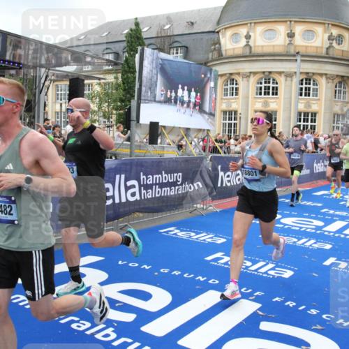 29.06.2025 - hella hamburg halbmarathon Michael Strokosch http://msf.ph/oto/8264665 29.06.2025 10:52:14 Ziel 1482, 2397, 2595, 4837, 5032, 5087, 5093, 5378, 5482, 6897, 7732, 9082, 12135, 12580, 13726, 14248, 14300, 15275, 15829, 16003, 16320, 16591, 16666, 17033, 17130, 18475, 18801 meine-sportfotos.de