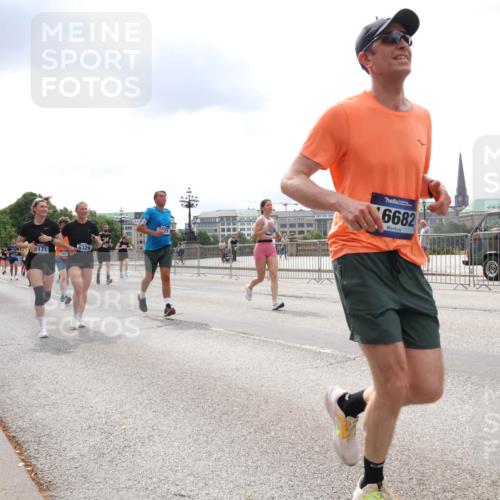 29.06.2025 - hella hamburg halbmarathon Lena Gebhardt http://msf.ph/oto/8264687 29.06.2025 10:34:38 Lombardsbrücke 1025, 1672, 2023, 2355, 2412, 2464, 2510, 2511, 2801, 3130, 3145, 3420, 4540, 4824, 4826, 4884, 5453, 5609, 6034, 6105, 6171, 6310, 6329, 6335, 6379, 6571, 6574, 6843, 7020, 7299, 7324, 7329, 7386, 7644, 7733, 8349, 8369, 8705, 8793, 8965, 9122, 9164, 9379, 9448, 9514, 10335, 10360, 10564, 10674, 11122, 11245, 11646, 11872, 12019, 12164, 12236, 12382, 12764, 13957, 15477, 16238, 16311, 16390, 16682, 16919, 17230, 18158, 18941 meine-sportfotos.de