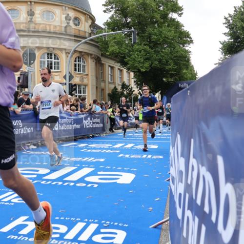 29.06.2025 - hella hamburg halbmarathon Strokosch-Dieckow http://msf.ph/oto/8264702 29.06.2025 10:44:46 Ziel 1941, 2098, 2970, 3004, 3098, 3785, 4270, 4425, 4915, 7056, 7167, 7325, 9720, 12161, 15185, 15233, 16834, 17251, 17406, 18437, 18631, 19207, 19210 meine-sportfotos.de