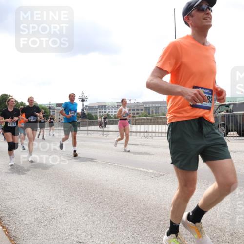 29.06.2025 - hella hamburg halbmarathon Lena Gebhardt http://msf.ph/oto/8264728 29.06.2025 10:34:38 Lombardsbrücke 1025, 1672, 2023, 2355, 2412, 2464, 2510, 2511, 2801, 3130, 3145, 3420, 4540, 4824, 4826, 4884, 5453, 5609, 6034, 6105, 6171, 6310, 6329, 6335, 6379, 6571, 6574, 6843, 7020, 7299, 7324, 7329, 7386, 7644, 7733, 8349, 8369, 8705, 8793, 8965, 9122, 9164, 9379, 9448, 9514, 10335, 10360, 10564, 10674, 11122, 11245, 11646, 11872, 12019, 12164, 12236, 12382, 12764, 13957, 15477, 16238, 16311, 16390, 16682, 16919, 17230, 18158, 18941 meine-sportfotos.de
