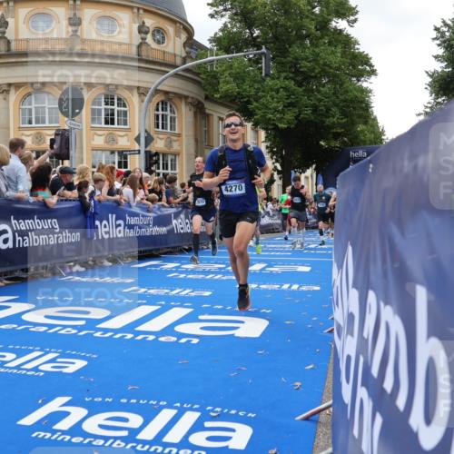 29.06.2025 - hella hamburg halbmarathon Strokosch-Dieckow http://msf.ph/oto/8264738 29.06.2025 10:44:47 Ziel 1941, 2098, 2970, 3004, 3098, 3785, 4270, 4425, 4915, 7056, 7167, 7325, 9720, 12161, 15185, 15233, 16834, 17251, 17406, 18437, 18631, 19207, 19210 meine-sportfotos.de