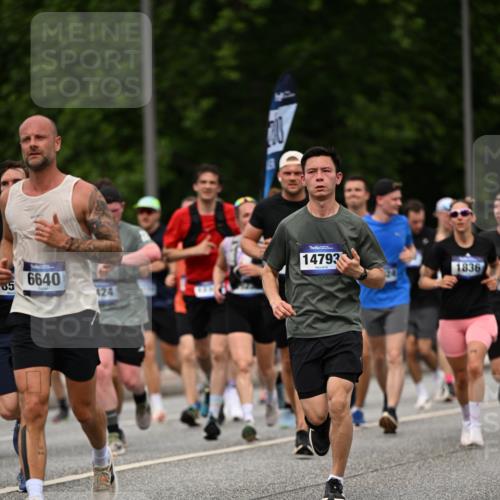 29.06.2025 - hella hamburg halbmarathon Dr. Thomas Lammeyer http://msf.ph/oto/8264747 29.06.2025 10:35:33 Kennedybrücke 1097, 1547, 1844, 1979, 2754, 2755, 2831, 2832, 2914, 3281, 3396, 3424, 3571, 3681, 4877, 4953, 5165, 5350, 5846, 5965, 6078, 6160, 6573, 6640, 7120, 7772, 8806, 8812, 8941, 9078, 9104, 9183, 9883, 10148, 10240, 10435, 10586, 11178 meine-sportfotos.de