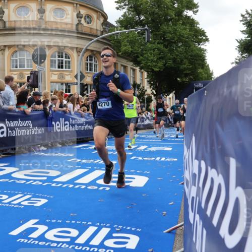 29.06.2025 - hella hamburg halbmarathon Strokosch-Dieckow http://msf.ph/oto/8264756 29.06.2025 10:44:47 Ziel 1941, 2098, 2970, 3004, 3098, 3785, 4270, 4425, 4915, 7056, 7167, 7325, 9720, 12161, 15185, 15233, 16834, 17251, 17406, 18437, 18631, 19207, 19210 meine-sportfotos.de
