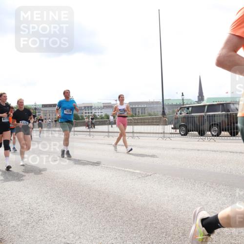 29.06.2025 - hella hamburg halbmarathon Lena Gebhardt http://msf.ph/oto/8264759 29.06.2025 10:34:39 Lombardsbrücke 1025, 1672, 2023, 2355, 2412, 2464, 2510, 2511, 2801, 3130, 3145, 3420, 4540, 4824, 4826, 4884, 5453, 5609, 6034, 6105, 6171, 6310, 6329, 6335, 6379, 6571, 6574, 6843, 7020, 7299, 7324, 7329, 7386, 7644, 7733, 8349, 8369, 8705, 8793, 8965, 9122, 9164, 9379, 9448, 9514, 10335, 10360, 10564, 10674, 11122, 11245, 11646, 11872, 12019, 12164, 12236, 12382, 12764, 13957, 15477, 16238, 16311, 16390, 16682, 16919, 17230, 18158, 18941 meine-sportfotos.de