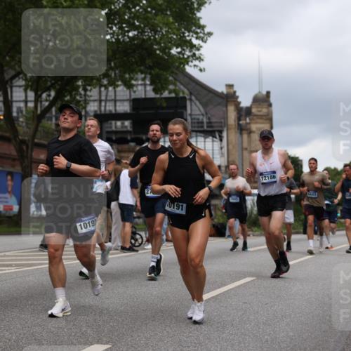 29.06.2025 - hella hamburg halbmarathon Yannick Fuchs http://msf.ph/oto/8264786 29.06.2025 10:48:45 20KM 1125, 1327, 1496, 1506, 1628, 2119, 2474, 2561, 2771, 2884, 2955, 3041, 3177, 3652, 3791, 3794, 3861, 3945, 4029, 4189, 4231, 4903, 4938, 5319, 6082, 6084, 6433, 6443, 6587, 6723, 6938, 8449, 8487, 8514, 8698, 8772, 8973, 9227, 10191, 10192, 10263, 10368, 10376, 11184, 11333, 11499, 11747, 11797, 11799, 11976, 12186, 12526, 12961, 13297, 13988, 14036, 14175, 14592, 14638, 14660, 14834, 14948, 15389, 15408, 15879, 16047, 16327, 17842, 18380 meine-sportfotos.de