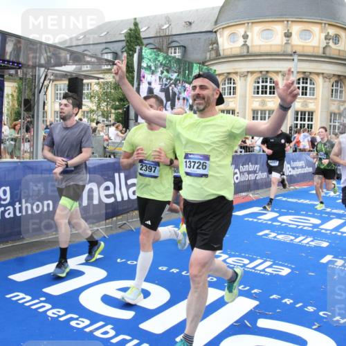29.06.2025 - hella hamburg halbmarathon Michael Strokosch http://msf.ph/oto/8264879 29.06.2025 10:52:16 Ziel 1482, 2397, 4419, 4837, 5032, 5087, 5093, 5482, 6897, 9074, 9082, 12135, 13726, 14248, 14300, 15275, 16003, 16320, 16591, 17033, 17130, 18475, 18801 meine-sportfotos.de