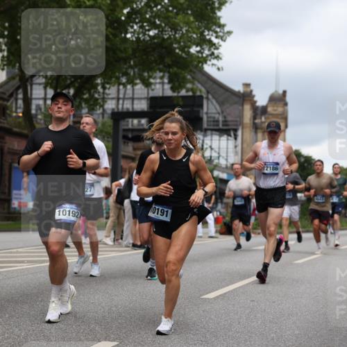 29.06.2025 - hella hamburg halbmarathon Yannick Fuchs http://msf.ph/oto/8264887 29.06.2025 10:48:46 20KM 1125, 1327, 1496, 1506, 1628, 2119, 2474, 2561, 2771, 2884, 2955, 3041, 3177, 3652, 3791, 3794, 3861, 3945, 4029, 4189, 4231, 4903, 4938, 5319, 6082, 6084, 6433, 6443, 6587, 6723, 6938, 8449, 8487, 8514, 8698, 8973, 9227, 10191, 10192, 10263, 10368, 10376, 11184, 11333, 11499, 11747, 11797, 11799, 11976, 12186, 12526, 12961, 13267, 13297, 13988, 14036, 14175, 14592, 14638, 14660, 14834, 14948, 15389, 15408, 15879, 16047, 16327, 17842, 18380 meine-sportfotos.de