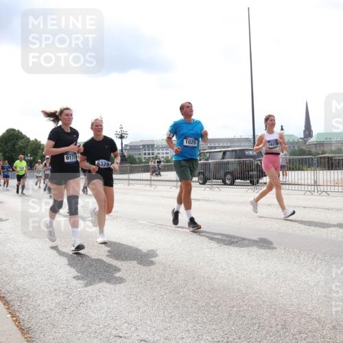 29.06.2025 - hella hamburg halbmarathon Lena Gebhardt http://msf.ph/oto/8264889 29.06.2025 10:34:39 Lombardsbrücke 1025, 1672, 2023, 2355, 2412, 2464, 2510, 2511, 2801, 3130, 3145, 3420, 4540, 4824, 4826, 4884, 5453, 5609, 6034, 6105, 6171, 6310, 6329, 6335, 6379, 6571, 6574, 6843, 7020, 7299, 7324, 7329, 7386, 7644, 7733, 8349, 8369, 8705, 8793, 8965, 9122, 9164, 9379, 9448, 9514, 10335, 10360, 10564, 10674, 11122, 11245, 11646, 11872, 12019, 12164, 12236, 12382, 12764, 13957, 15477, 16238, 16311, 16390, 16682, 16919, 17230, 18158, 18941 meine-sportfotos.de