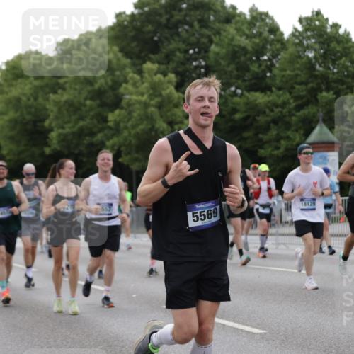 29.06.2025 - hella hamburg halbmarathon Jannik Wohlers http://msf.ph/oto/8264925 29.06.2025 10:33:19 Lombardsbrücke 1189, 1275, 1896, 2342, 2776, 3170, 3264, 3560, 4361, 4433, 4449, 4696, 4942, 5075, 5096, 5141, 5557, 5566, 5569, 5821, 5822, 5887, 6109, 6515, 6516, 6854, 6956, 6999, 7027, 7565, 7653, 8021, 8157, 8202, 8282, 8375, 8377, 8383, 8401, 9234, 9438, 9799, 9995, 10007, 10561, 11111, 11237, 11338, 11453, 11546, 11676, 11811, 11827, 11928, 12237, 12238, 12652, 12835, 12855, 13375, 13535, 13601, 13741, 13853, 14032, 14098, 14451, 15044, 15072 meine-sportfotos.de