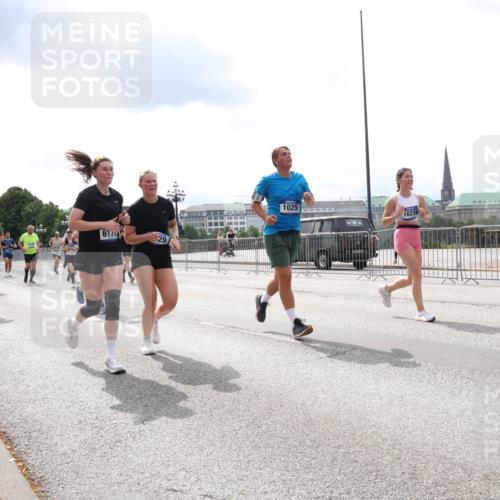 29.06.2025 - hella hamburg halbmarathon Lena Gebhardt http://msf.ph/oto/8264932 29.06.2025 10:34:39 Lombardsbrücke 1025, 1672, 2023, 2355, 2412, 2464, 2510, 2511, 2801, 3130, 3145, 3420, 4540, 4824, 4826, 4884, 5453, 5609, 6034, 6105, 6171, 6310, 6329, 6335, 6379, 6571, 6574, 6843, 7020, 7299, 7324, 7329, 7386, 7644, 7733, 8349, 8369, 8705, 8793, 8965, 9122, 9164, 9379, 9448, 9514, 10335, 10360, 10564, 10674, 11122, 11245, 11646, 11872, 12019, 12164, 12236, 12382, 12764, 13957, 15477, 16238, 16311, 16390, 16682, 16919, 17230, 18158, 18941 meine-sportfotos.de