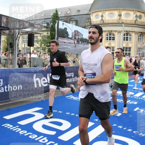 29.06.2025 - hella hamburg halbmarathon Michael Strokosch http://msf.ph/oto/8264933 29.06.2025 10:52:17 Ziel 2397, 4419, 4837, 5032, 5087, 5482, 6164, 6897, 7896, 9074, 9082, 12135, 13726, 14248, 14300, 15275, 15446, 16003, 16320, 16591, 17033, 17130, 18475 meine-sportfotos.de