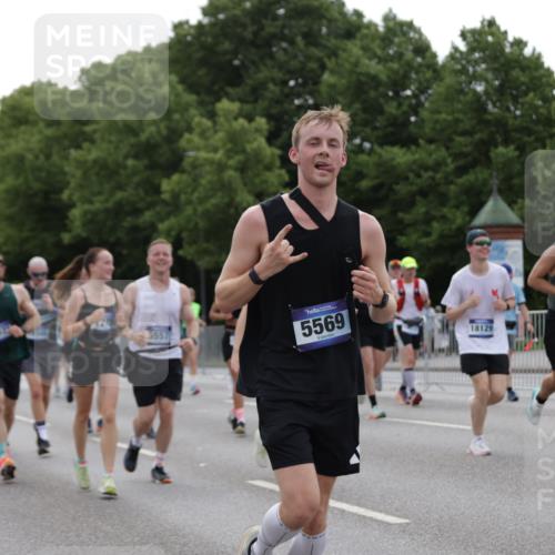 29.06.2025 - hella hamburg halbmarathon Jannik Wohlers http://msf.ph/oto/8264947 29.06.2025 10:33:19 Lombardsbrücke 1189, 1275, 1896, 2342, 2776, 3170, 3264, 3560, 4361, 4433, 4449, 4696, 4942, 5075, 5096, 5141, 5557, 5566, 5569, 5821, 5822, 5887, 6109, 6515, 6516, 6854, 6956, 6999, 7027, 7565, 7653, 8021, 8157, 8202, 8282, 8375, 8377, 8383, 8401, 9234, 9438, 9799, 9995, 10007, 10561, 11111, 11237, 11338, 11453, 11546, 11676, 11811, 11827, 11928, 12237, 12238, 12652, 12835, 12855, 13375, 13535, 13601, 13741, 13853, 14032, 14098, 14451, 15044, 15072 meine-sportfotos.de