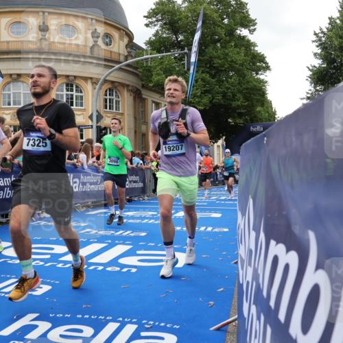 29.06.2025 - hella hamburg halbmarathon Strokosch-Dieckow http://msf.ph/oto/8264956 29.06.2025 10:44:51 Ziel 1424, 1520, 1941, 2098, 2890, 2970, 3004, 3098, 3785, 4270, 4425, 4915, 7056, 7167, 7325, 9030, 9720, 12161, 16058, 16834, 17382, 17406, 17544, 18055, 18631, 19207, 19210 meine-sportfotos.de