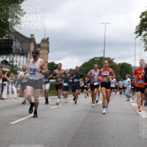29.06.2025 - hella hamburg halbmarathon Yannick Fuchs http://msf.ph/oto/8264965 29.06.2025 10:48:46 20KM 1125, 1327, 1496, 1506, 1628, 2119, 2474, 2561, 2771, 2884, 2955, 3041, 3177, 3652, 3791, 3794, 3861, 3945, 4029, 4189, 4231, 4903, 4938, 5319, 6082, 6084, 6433, 6443, 6587, 6723, 6938, 8449, 8487, 8514, 8698, 8973, 9227, 10191, 10192, 10263, 10368, 10376, 11184, 11333, 11499, 11747, 11797, 11799, 11976, 12186, 12526, 12961, 13267, 13297, 13988, 14036, 14175, 14592, 14638, 14660, 14834, 14948, 15389, 15408, 15879, 16047, 16327, 17842, 18380 meine-sportfotos.de