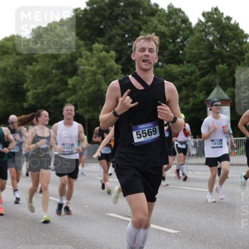 29.06.2025 - hella hamburg halbmarathon Jannik Wohlers http://msf.ph/oto/8264976 29.06.2025 10:33:19 Lombardsbrücke 1189, 1275, 1896, 2342, 2776, 3170, 3264, 3560, 4361, 4433, 4449, 4696, 4942, 5075, 5096, 5141, 5557, 5566, 5569, 5821, 5822, 5887, 6109, 6515, 6516, 6854, 6956, 6999, 7027, 7565, 7653, 8021, 8157, 8202, 8282, 8375, 8377, 8383, 8401, 9234, 9438, 9799, 9995, 10007, 10561, 11111, 11237, 11338, 11453, 11546, 11676, 11811, 11827, 11928, 12237, 12238, 12652, 12835, 12855, 13375, 13535, 13601, 13741, 13853, 14032, 14098, 14451, 15044, 15072 meine-sportfotos.de