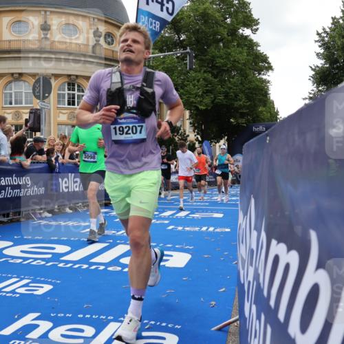 29.06.2025 - hella hamburg halbmarathon Strokosch-Dieckow http://msf.ph/oto/8264994 29.06.2025 10:44:51 Ziel 1424, 1520, 1941, 2098, 2890, 2970, 3004, 3098, 3785, 4270, 4425, 4915, 7056, 7167, 7325, 9030, 9720, 12161, 16058, 16834, 17382, 17406, 17544, 18055, 18631, 19207, 19210 meine-sportfotos.de