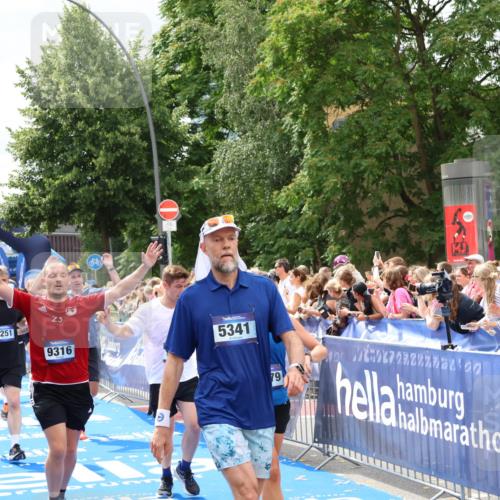 29.06.2025 - hella hamburg halbmarathon Zöllner http://msf.ph/oto/8265003 29.06.2025 10:58:40 Ziel 2619, 2978, 3251, 4467, 5341, 6592, 6595, 7082, 7659, 8322, 9316, 12712, 12809, 12862, 12879, 13694, 15197, 18501, 18556, 18587 meine-sportfotos.de