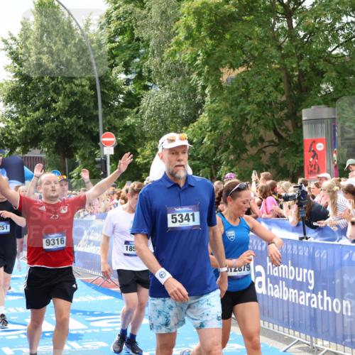 29.06.2025 - hella hamburg halbmarathon Zöllner http://msf.ph/oto/8265036 29.06.2025 10:58:40 Ziel 2619, 2978, 3251, 4467, 5341, 6592, 6595, 7082, 7659, 8322, 9316, 12712, 12809, 12862, 12879, 13694, 15197, 18501, 18556, 18587 meine-sportfotos.de