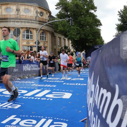29.06.2025 - hella hamburg halbmarathon Strokosch-Dieckow http://msf.ph/oto/8265040 29.06.2025 10:44:52 Ziel 1424, 1520, 1941, 2098, 2890, 2970, 3004, 3098, 3785, 4425, 4915, 7056, 7167, 7325, 9030, 9720, 12161, 16058, 16834, 17382, 17406, 17544, 18055, 18631, 19207, 19210 meine-sportfotos.de