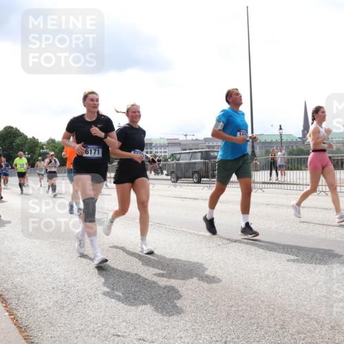 29.06.2025 - hella hamburg halbmarathon Lena Gebhardt http://msf.ph/oto/8265041 29.06.2025 10:34:40 Lombardsbrücke 1025, 1672, 2023, 2355, 2412, 2464, 2510, 2511, 2801, 3130, 3145, 3420, 4540, 4824, 4826, 4884, 5453, 5609, 6034, 6105, 6171, 6310, 6329, 6335, 6379, 6571, 6574, 6843, 7020, 7299, 7324, 7329, 7386, 7644, 7733, 8349, 8369, 8705, 8793, 8965, 9122, 9164, 9248, 9379, 9448, 9514, 10335, 10360, 10464, 10564, 10606, 10674, 11122, 11245, 11646, 11872, 12019, 12164, 12236, 12382, 12764, 13957, 15477, 16238, 16311, 16390, 16682, 16919, 17230, 18158, 18941 meine-sportfotos.de
