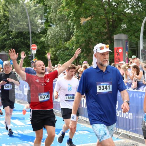 29.06.2025 - hella hamburg halbmarathon Zöllner http://msf.ph/oto/8265070 29.06.2025 10:58:41 Ziel 1319, 2619, 2978, 3251, 4467, 6592, 6595, 7082, 7659, 8322, 9316, 12712, 12809, 12862, 12879, 13694, 15197, 16189, 18501, 18556, 18587 meine-sportfotos.de