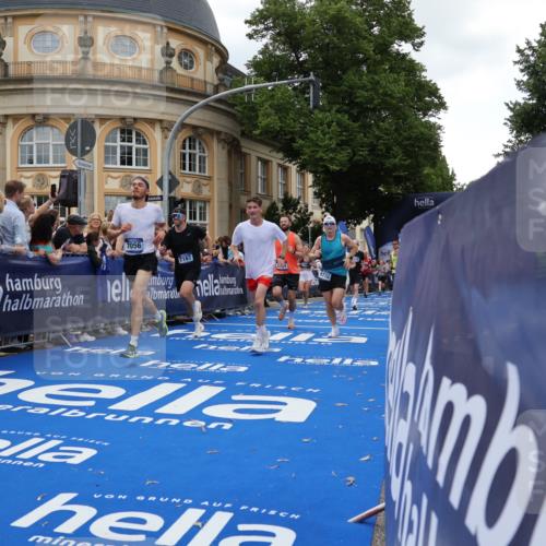 29.06.2025 - hella hamburg halbmarathon Strokosch-Dieckow http://msf.ph/oto/8265076 29.06.2025 10:44:52 Ziel 1424, 1520, 1941, 2098, 2890, 2970, 3004, 3098, 3785, 4425, 4915, 7056, 7167, 7325, 9030, 9720, 12161, 16058, 16834, 17382, 17406, 17544, 18055, 18631, 19207, 19210 meine-sportfotos.de