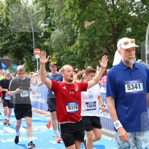 29.06.2025 - hella hamburg halbmarathon Zöllner http://msf.ph/oto/8265079 29.06.2025 10:58:41 Ziel 1319, 2619, 2978, 3251, 4467, 6592, 6595, 7082, 7659, 8322, 9316, 12712, 12809, 12862, 12879, 13694, 15197, 16189, 18501, 18556, 18587 meine-sportfotos.de