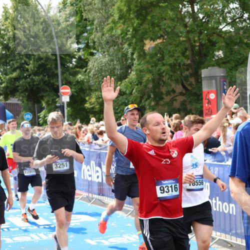 29.06.2025 - hella hamburg halbmarathon Zöllner http://msf.ph/oto/8265091 29.06.2025 10:58:41 Ziel 1319, 2619, 2978, 3251, 4467, 6592, 6595, 7082, 7659, 8322, 9316, 12712, 12809, 12862, 12879, 13694, 15197, 16189, 18501, 18556, 18587 meine-sportfotos.de