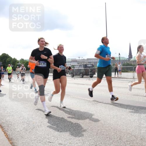 29.06.2025 - hella hamburg halbmarathon Lena Gebhardt http://msf.ph/oto/8265112 29.06.2025 10:34:40 Lombardsbrücke 1025, 1672, 2023, 2355, 2412, 2464, 2510, 2511, 2801, 3130, 3145, 3420, 4540, 4824, 4826, 4884, 5453, 5609, 6034, 6105, 6171, 6310, 6329, 6335, 6379, 6571, 6574, 6843, 7020, 7299, 7324, 7329, 7386, 7644, 7733, 8349, 8369, 8705, 8793, 8965, 9122, 9164, 9248, 9379, 9448, 9514, 10335, 10360, 10464, 10564, 10606, 10674, 11122, 11245, 11646, 11872, 12019, 12164, 12236, 12382, 12764, 13957, 15477, 16238, 16311, 16390, 16682, 16919, 17230, 18158, 18941 meine-sportfotos.de
