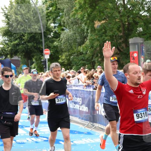 29.06.2025 - hella hamburg halbmarathon Zöllner http://msf.ph/oto/8265115 29.06.2025 10:58:42 Ziel 1319, 2619, 2656, 2978, 3251, 4467, 6592, 6595, 7082, 7659, 8322, 10943, 11605, 11846, 12809, 12862, 13694, 15197, 16189, 18501, 18587 meine-sportfotos.de